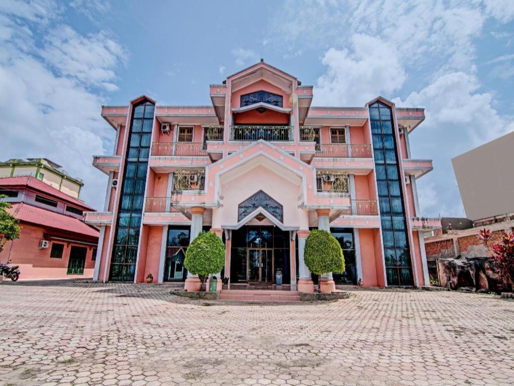 Oyo 92551 Netra Hotel Ujunbatu Buitenkant foto