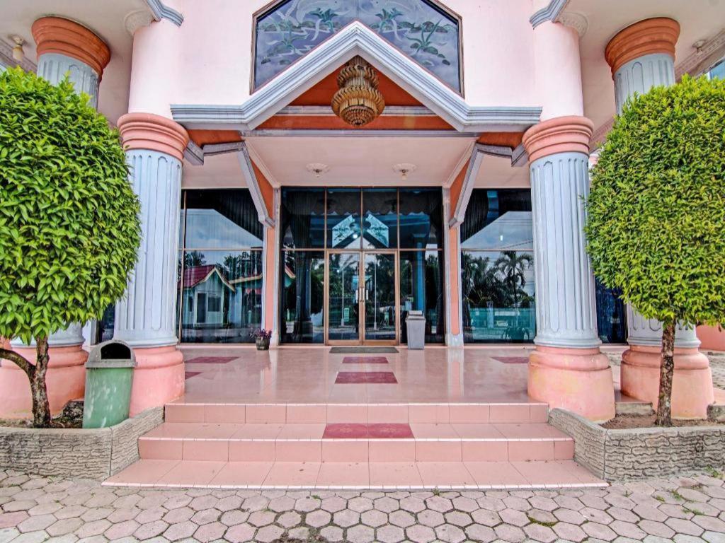 Oyo 92551 Netra Hotel Ujunbatu Buitenkant foto